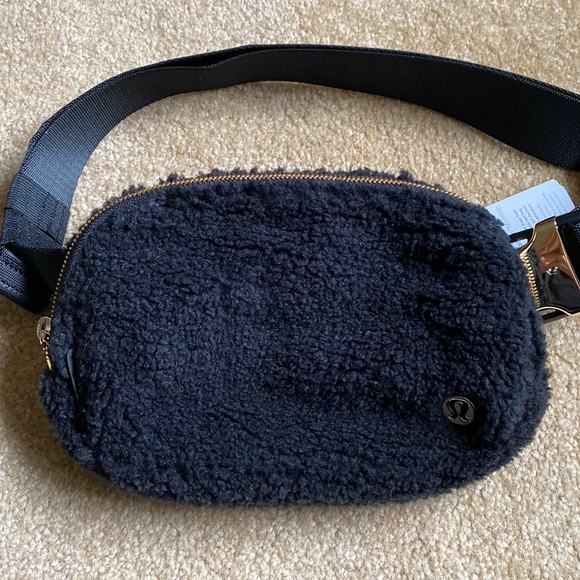 Lululemon Everywhere Belt Bag black fleece gold hardware luxe nwt waist pack - Picture 3 of 10